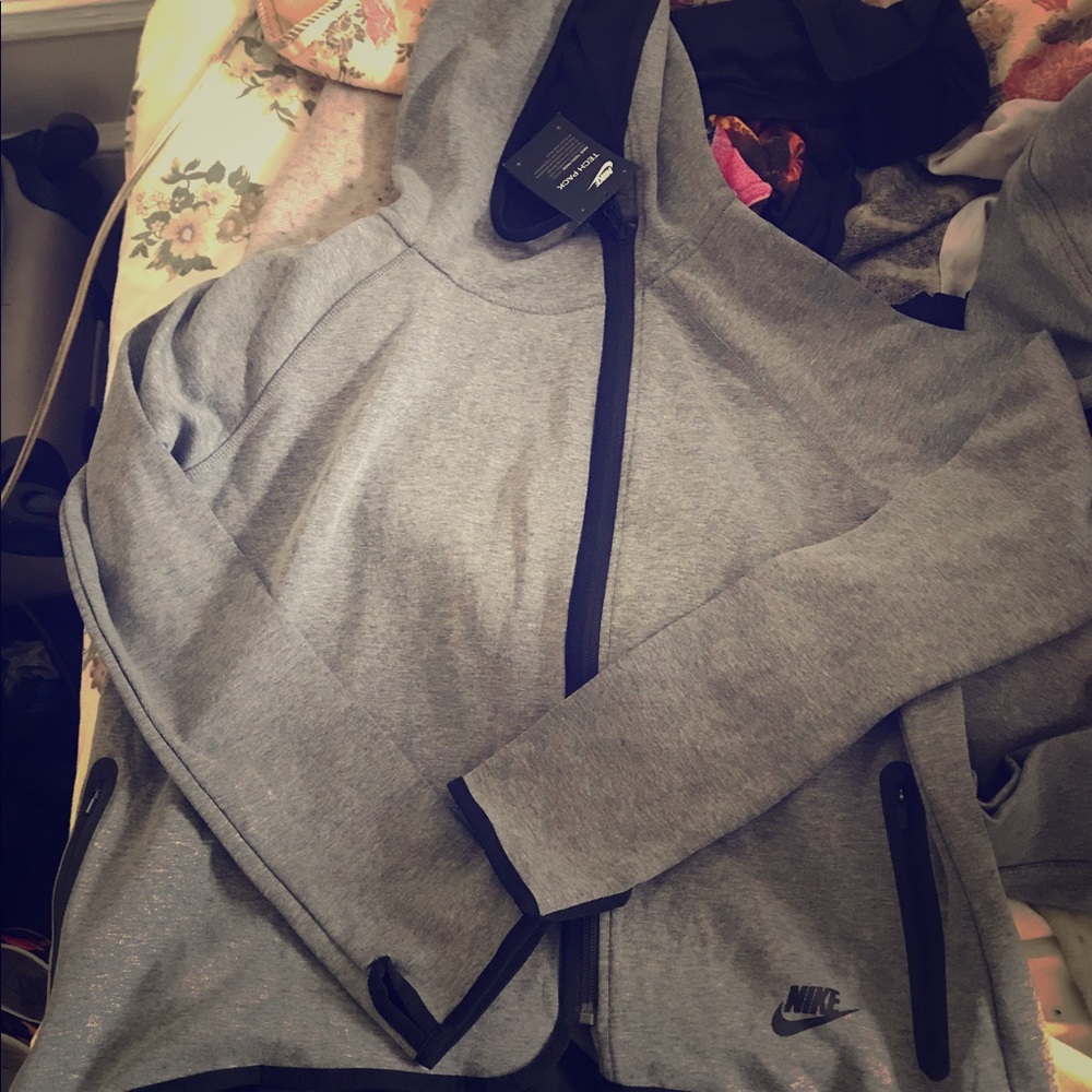BRAND NEWWWW NIKE TECH SWEATER